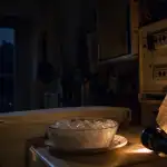 coupure electricite angers : lampe torche et tableau electrique ouvert dans une cuisine