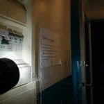 Coupure electricite boulogne billancourt : lampe torche devant le disjoncteur
