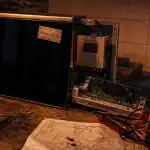 Radiateur campa ancien modèle en atelier, boîtier ouvert et réparation électronique