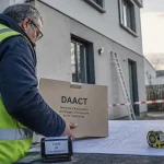Visite de récolement : agent municipal avec dossier DAACT sur chantier