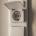 Cache prise de courant IP44 pour sécurité enfant, finition murale