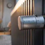 Fonctionnement vanne thermostatique : tête thermostatique sur radiateur