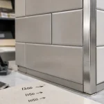 Baguettes angles carrelage en aluminium brossé sur angle sortant de crédence