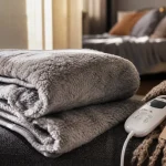 Couverture chauffante prix : micro-peluche, commande amovible et minuterie