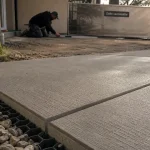 Dalle béton carrossable neuve posée, surface béton et fondation
